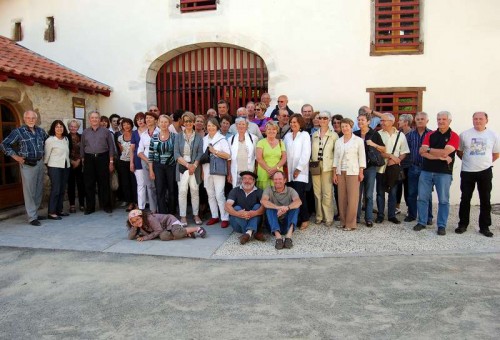 Participants à l'AG 2011 rassemblés devant l'entrée du gîte avant le début des travaux