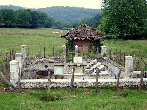 Puit, lavoir et fontaine de Garay